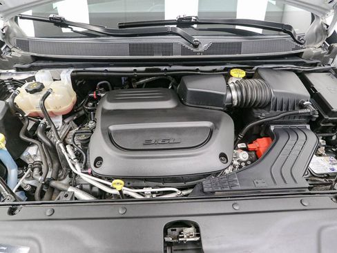 Used 2025 Chrysler Pacifica Select FWD image 13