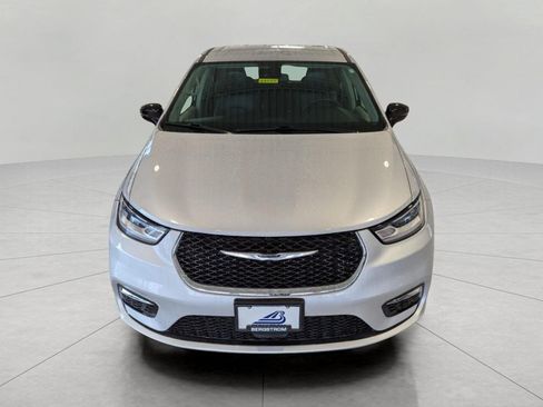 Used 2024 Chrysler Pacifica Touring-L FWD image 3