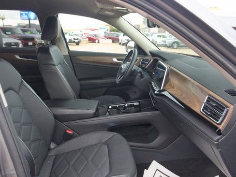 Used 2024 Volkswagen Atlas SE image 35