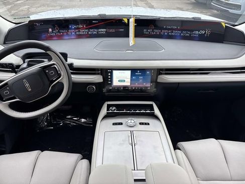 New 2026 Lincoln Navigator Premiere AWD/4WD image 16