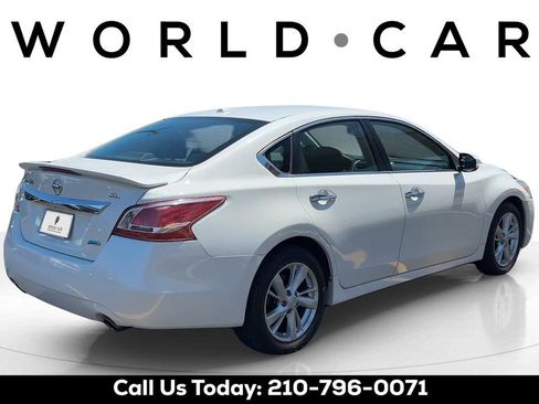 Used 2013 Nissan Altima 2.5 SL w/ Technology Pkg FWD image 3