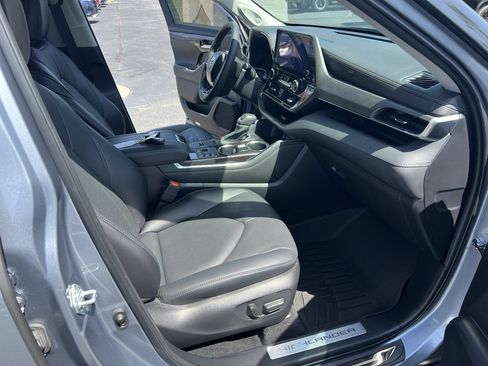 Used 2023 Toyota Highlander Limited FWD image 35