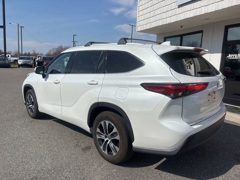 Used 2022 Toyota Highlander XLE image 6