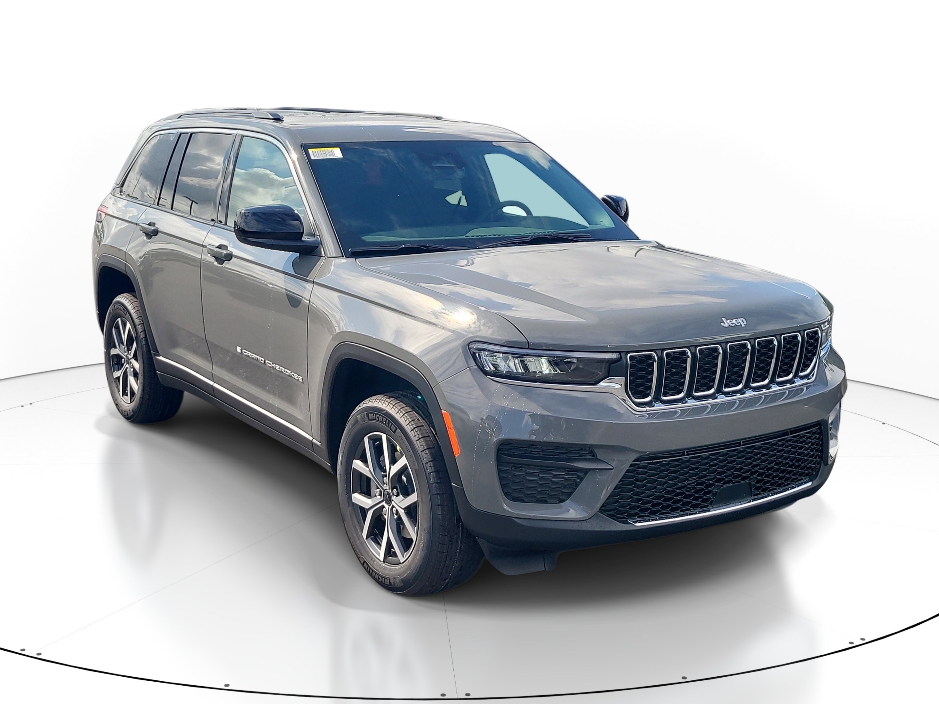 New 2027 Jeep Grand Cherokee Laredo RWD image 2