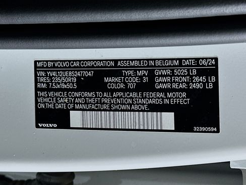 Used 2025 Volvo XC40 B5 Plus AWD/4WD image 12