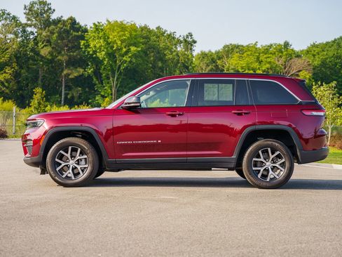 Used 2024 Jeep Grand Cherokee Limited RWD image 4