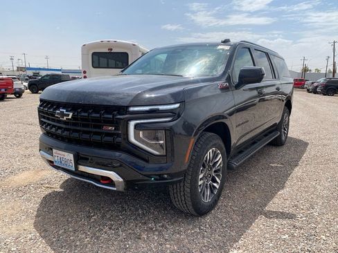 Used 2025 Chevrolet Suburban Z71 AWD/4WD image 2