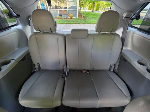 Used 2014 Toyota Sienna XLE image 17