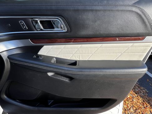 Used 2017 Ford Explorer Platinum image 43