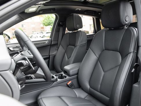 Certified 2026 Porsche Macan AWD/4WD image 5