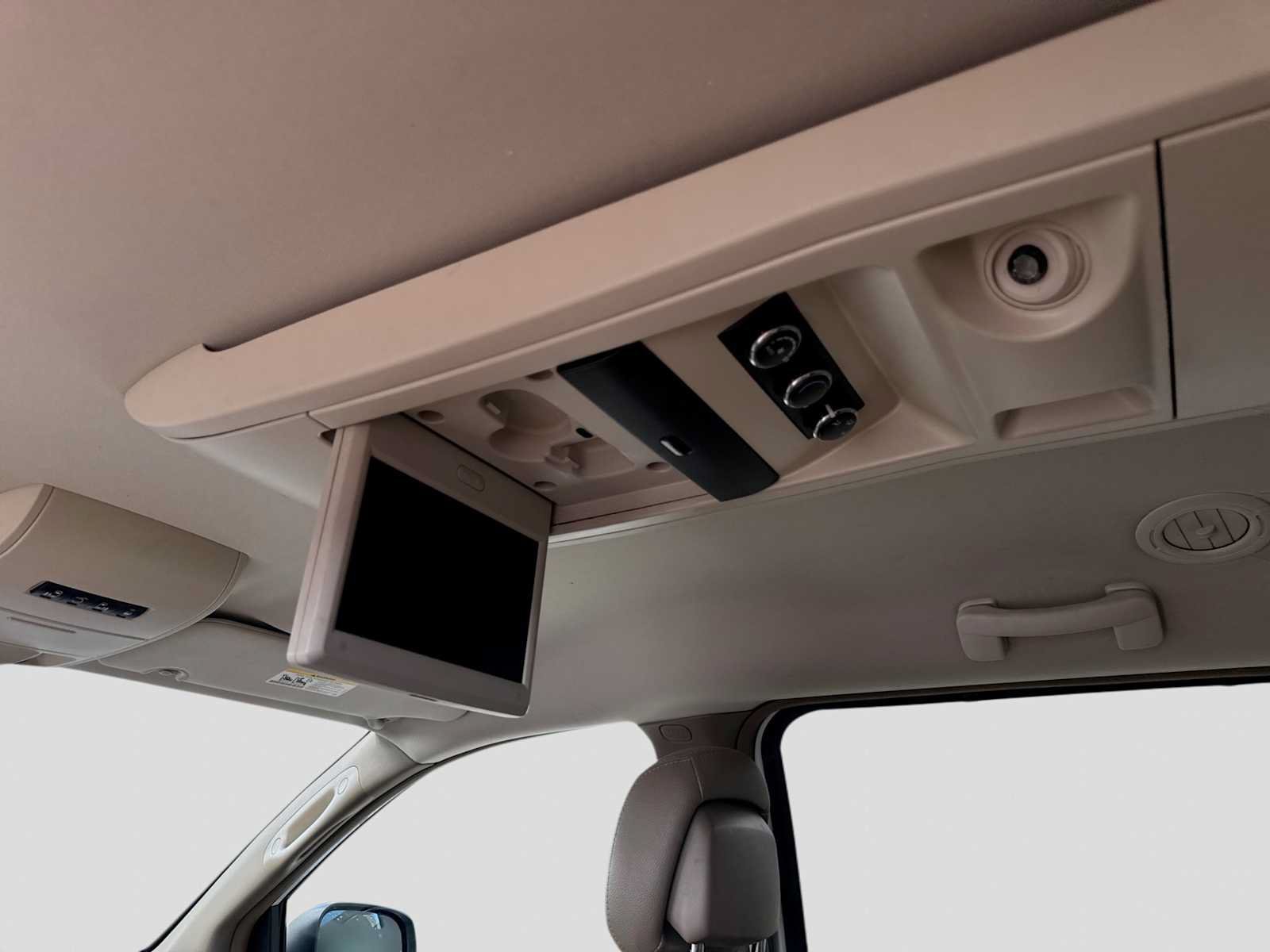 Used 2014 Chrysler Town & Country Touring-L FWD image 33