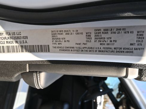 Used 2025 Jeep Grand Cherokee L Limited w/ Luxury Tech Group II image 39