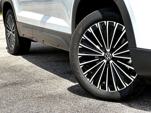Certified 2025 Volkswagen Taos SE FWD image 2