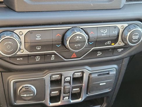 Used 2019 Jeep Wrangler Unlimited Sahara image 16