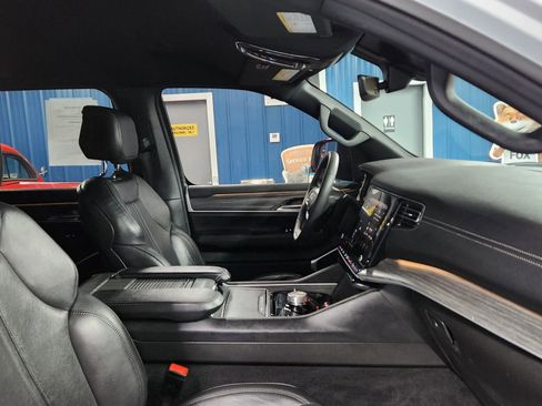 Used 2023 Jeep Wagoneer L Series II image 14