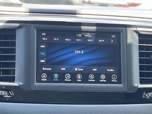 Used 2018 Chrysler Pacifica Touring-L FWD image 16