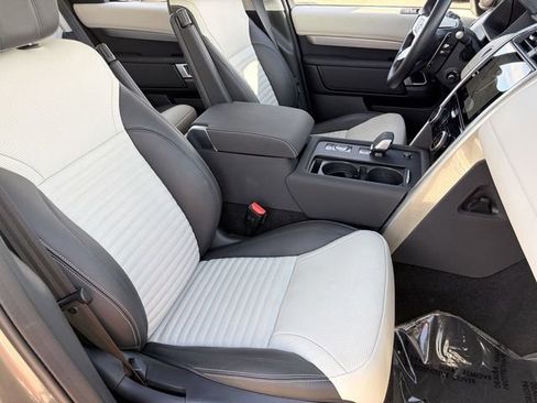 Used 2025 Land Rover Discovery Dynamic SE image 19