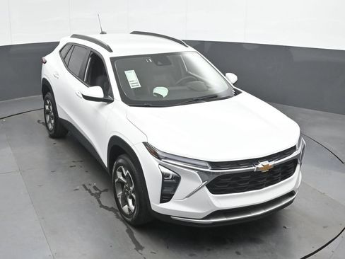 Used 2025 Chevrolet Trax LT w/ LT Convenience Package FWD image 36