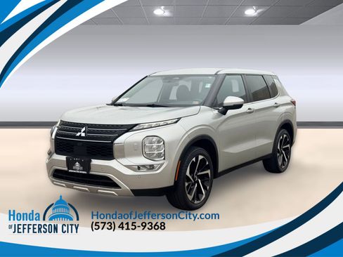 Used 2024 Mitsubishi Outlander SE image 1