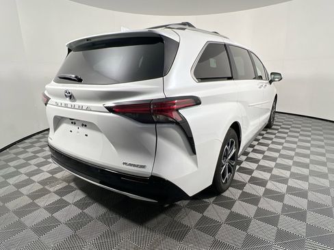 Used 2025 Toyota Sienna Platinum image 3