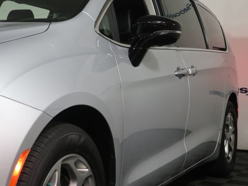 Used 2024 Chrysler Pacifica Limited image 11
