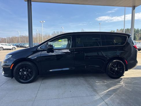 Used 2024 Chrysler Pacifica Touring-L image 4