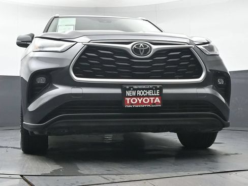 Used 2022 Toyota Highlander XLE AWD/4WD image 35
