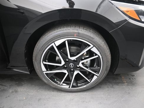 Certified 2025 Nissan Sentra SR FWD image 19