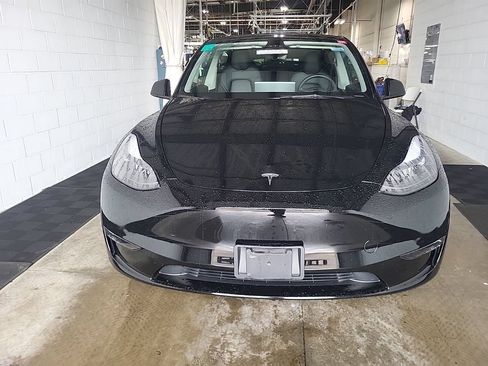 Used 2023 Tesla Model Y Long Range AWD/4WD image 2