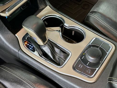 Used 2017 Jeep Grand Cherokee Limited w/ Luxury Group II AWD/4WD image 18