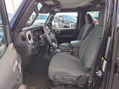 Used 2025 Jeep Wrangler Unlimited Sahara AWD/4WD image 9