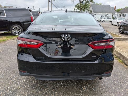 Used 2021 Toyota Camry LE FWD image 5