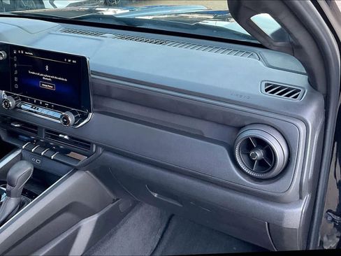 Used 2023 Chevrolet Colorado Trail Boss w/ Technology Package image 17