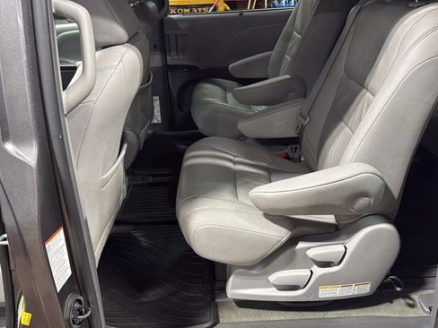 Used 2017 Toyota Sienna XLE w/ XLE Navigation Package FWD image 11