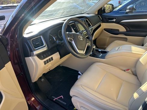 Used 2018 Toyota Highlander SE image 11