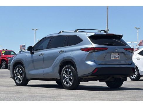 Used 2021 Toyota Highlander XLE AWD/4WD image 6