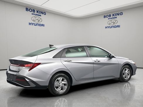 New 2026 Hyundai Elantra SE FWD image 4