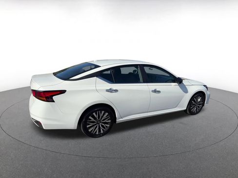 Used 2025 Nissan Altima 2.5 SV FWD image 15