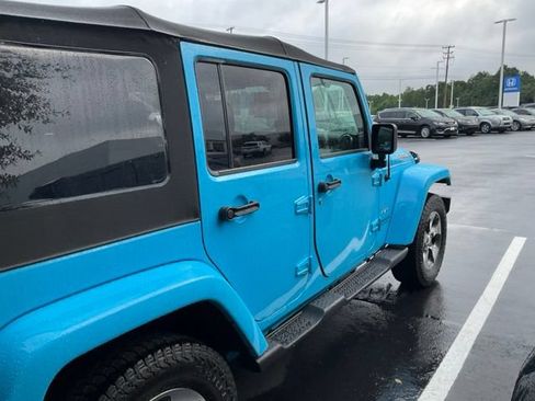 Used 2017 Jeep Wrangler Unlimited Sahara w/ Dual Top Group AWD/4WD image 5