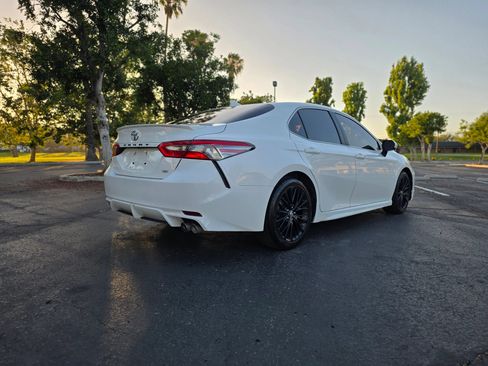Used 2019 Toyota Camry SE FWD image 3