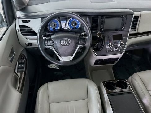 Certified 2019 Toyota Sienna XLE w/ Carpet Mat Package image 4