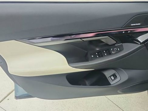 Used 2025 BMW i5 xDrive40 image 36