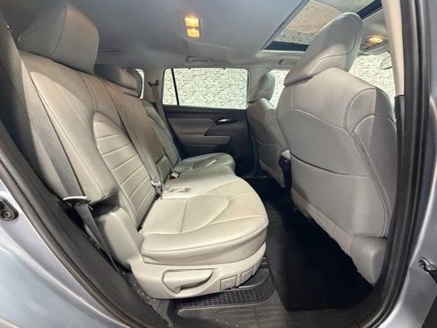 Used 2021 Toyota Highlander XLE FWD image 11