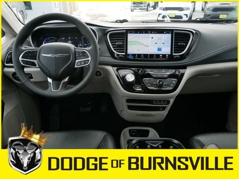 Used 2022 Chrysler Pacifica Touring-L w/ Uconnect Theater Family Group image 14