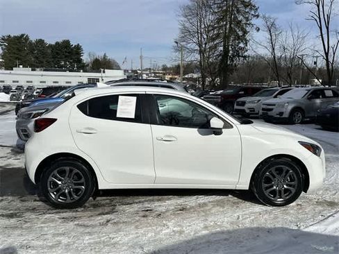 Used 2020 Toyota Yaris XLE image 3