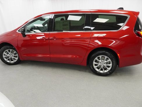 Certified 2025 Chrysler Pacifica Select image 16