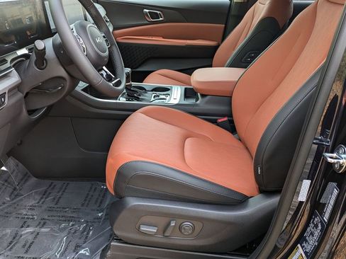 Used 2025 Kia Carnival EX image 10