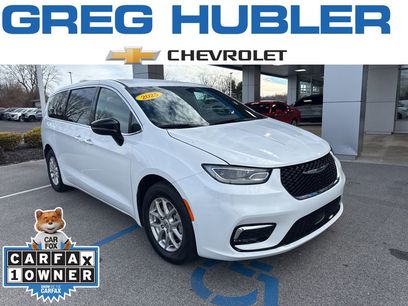 Used 2025 Chrysler Pacifica Select