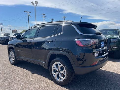 Used 2025 Jeep Compass Latitude AWD/4WD image 5