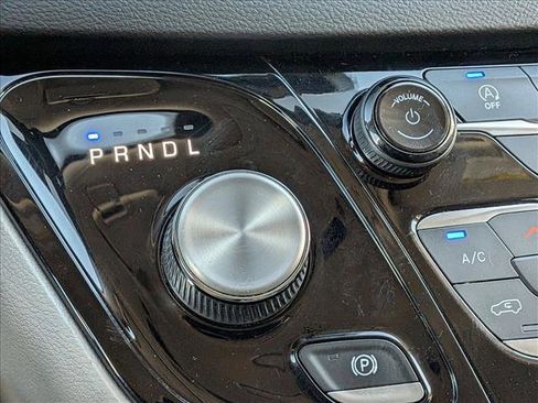 Used 2022 Chrysler Pacifica Touring-L image 3